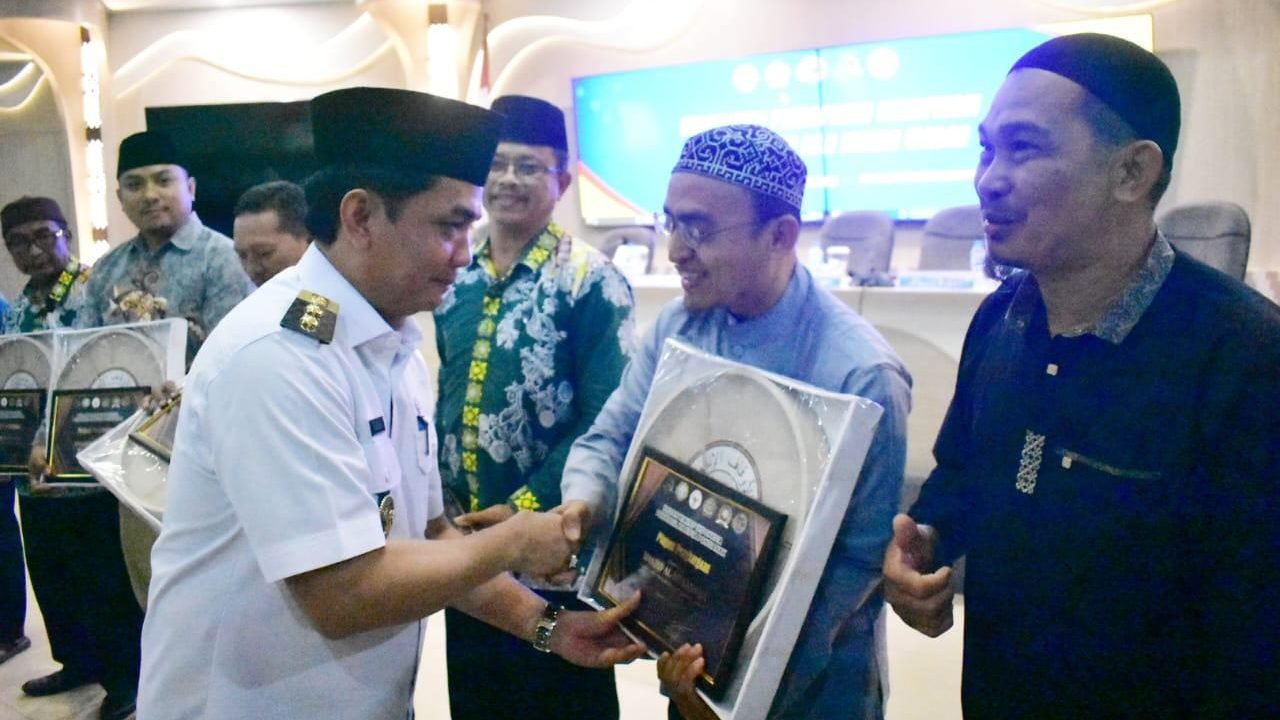 Wakil Wali Kota Pontianak Bahasan menyerahkan penghargaan kepada masjid-masjid administrasi lengkap dan aktif di wilayah Kota Pontianak. Foto: HO/Faktakalbar.id
