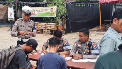 Petugas Satlantas Polres Sekadau saat melakukan pemeriksaan kendaraan dalam razia gabungan di Jalan Merdeka, Rabu (21/5/2025). Dok. Polres Sekadau to Faktakalbar.id