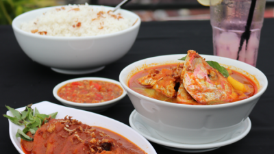 Paceri Nanas dan Ikan Asam Pedas Tempoyak segar dan menggoda, siap memanjakan lidah Anda, nikmati rasa khas Pontianak di Transera Hotel Pontianak. Foto: HO/Faktakalbar.id