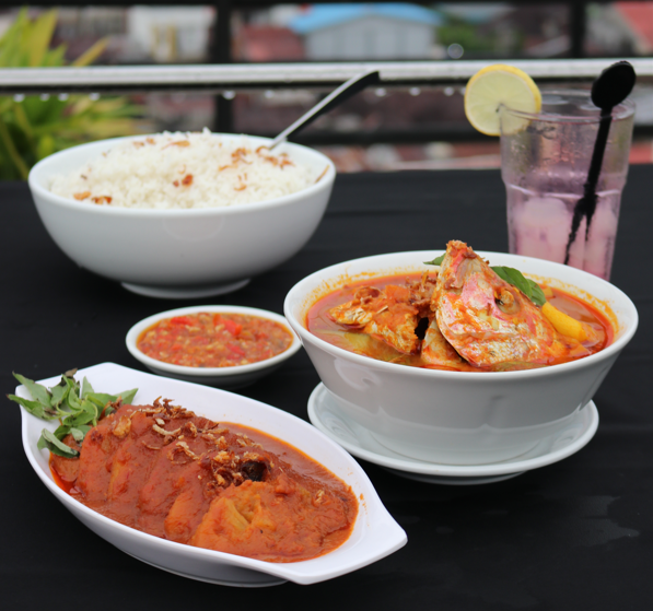 Paceri Nanas dan Ikan Asam Pedas Tempoyak segar dan menggoda, siap memanjakan lidah Anda, nikmati rasa khas Pontianak di Transera Hotel Pontianak. Foto: HO/Faktakalbar.id