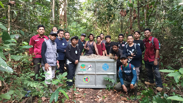 Kolaborasi antara masyarakat, BKSDA Kalbar, YIARI, dan KPH Ketapang Selatan dalam upaya konservasi orangutan di Kalimantan Barat. Foto: HO/Faktakalbar.id