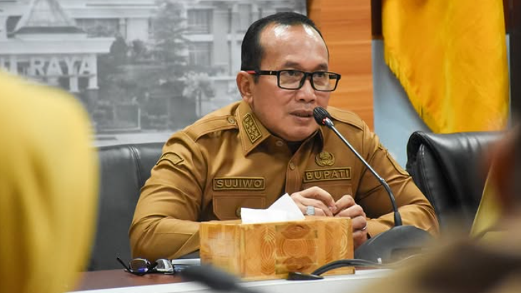 Bupati Kubu Raya Sujiwo berbicara di ruang rapat kantor bupati mengenai evaluasi kerja sama dengan Bank Kalbar. Foto: HO/Faktakalbar.id