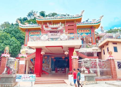 Vihara Tri Dharma Pemangkat – Umat Buddha di Pemangkat, Sambas, resmi melaporkan dugaan perampasan aset yayasan Buddha ke Kejati Kalbar, setelah kepengurusan yayasan diambil alih pihak luar komunitas. Foto: Instagram/homeofdeities, pak__fung