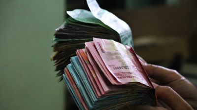Ilustrasi. Rupiah menguat tipis ke level Rp16.396 per dolar AS pada Rabu (21/5/2025) sore, usai Bank Indonesia memangkas suku bunga acuan menjadi 5,50 persen. Foto: Mufid Majnun/Unsplash