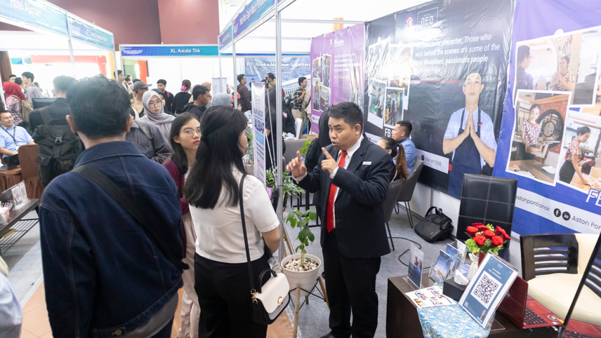 Tim HR Aston Pontianak saat melayani para pencari kerja dalam Kalbar Naker Fest 2025, ajang bursa kerja terbesar di Kalimantan Barat. Foto: HO/Faktakalbar.id