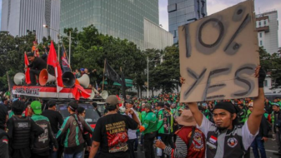 Pengemudi ojek online (ojol) melakukan aksi unjuk rasa di Jalan Medan Merdeka Selatan, Jakarta, Selasa (20/5/2025). (Ist)