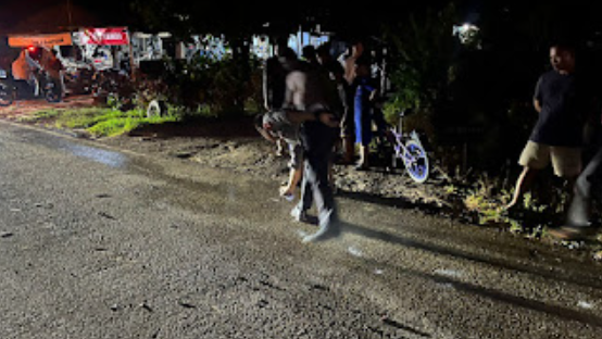 Petugas Satlantas Polres Sekadau melakukan olah TKP di lokasi kecelakaan maut yang melibatkan sepeda motor dan dump truck di Jalan Merdeka Selatan, Minggu malam (25/5/2025). (Ist)