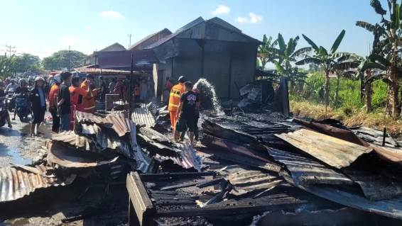 Sisa-sisa puing kios yang hangus terbakar usai kebakaran hebat yang terjadi di Sungai Kakap, Kubu Raya. (Dok. Ist)