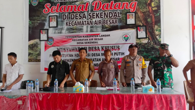 Bhabinkamtibmas Polsek Air Besar AIPDA Dwi Oktariza menghadiri Musyawarah Desa Khusus pembentukan Koperasi Merah Putih di Desa Sekendal, Senin (26/5/2025). (Ist)