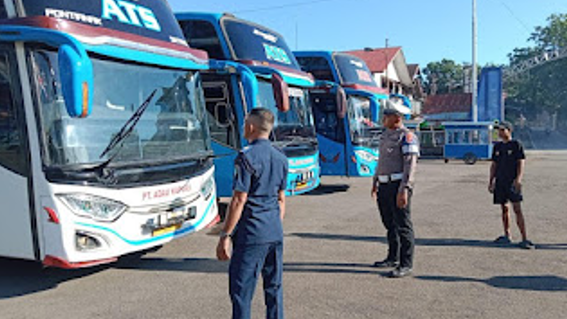 Petugas Satlantas Polres Sekadau dan Dishub memeriksa kondisi teknis bus pengangkut jamaah haji di Terminal Lawang Kuari, Minggu (25/5/2025). (Ist)
