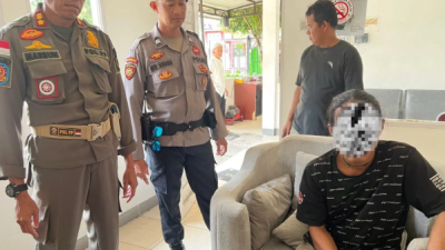 Petugas Polsek Pontianak Kota saat mengamankan pria yang diduga mencuri kayu belian dari bekas gedung Graha Pramuka, Jalan Zainudin, Pontianak. (Dok. Ist)