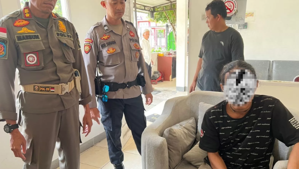 Petugas Polsek Pontianak Kota saat mengamankan pria yang diduga mencuri kayu belian dari bekas gedung Graha Pramuka, Jalan Zainudin, Pontianak. (Dok. Ist)