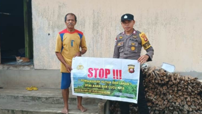 Bhabinkamtibmas menyampaikan imbauan hukum dan lingkungan dalam kegiatan sosialisasi Karhutla di wilayah perbatasan. (Dok. Ist)