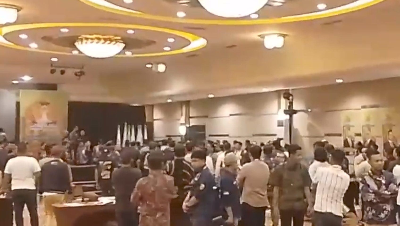 Situasi sidang Musda XVI HIPMI Kalbar memanas setelah sekelompok orang tak dikenal memasuki ruangan tanpa izin. Foto: HO/Faktakalbar.id