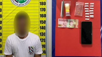 Pelaku berinisial AC saat diamankan oleh pihak kepolisian (Kiri). Kanan: Barang bukti berupa 13 paket sabu dan perlengkapan lainnya yang disita dari lokasi penangkapan (Kanan). Foto: HO/Faktakalbar.id