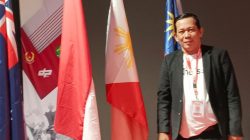 Hamdani, wasit catur bersertifikat internasional asal Kalimantan Barat, saat bertugas di ajang FIDE Rated Kaltim 2025 di Samarinda. (Dok. Faktakalbar.id)