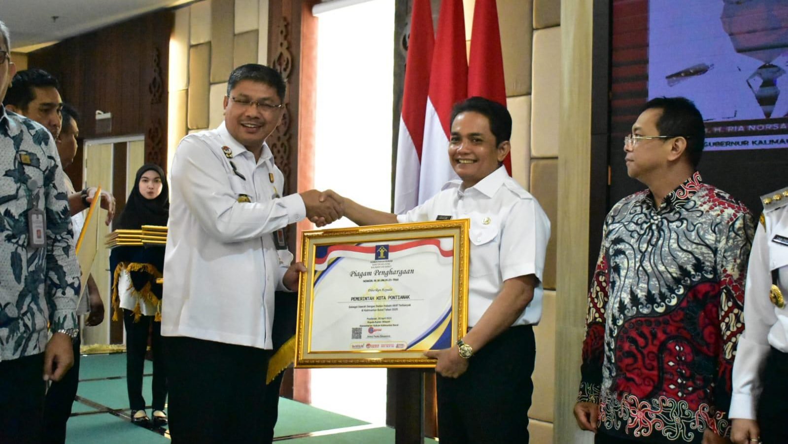 Wakil Wali Kota Pontianak Bahasan saat menerima piagam penghargaan dari Kanwil Kementerian Hukum Kalbar. Foto: HO/Faktakalbar.id