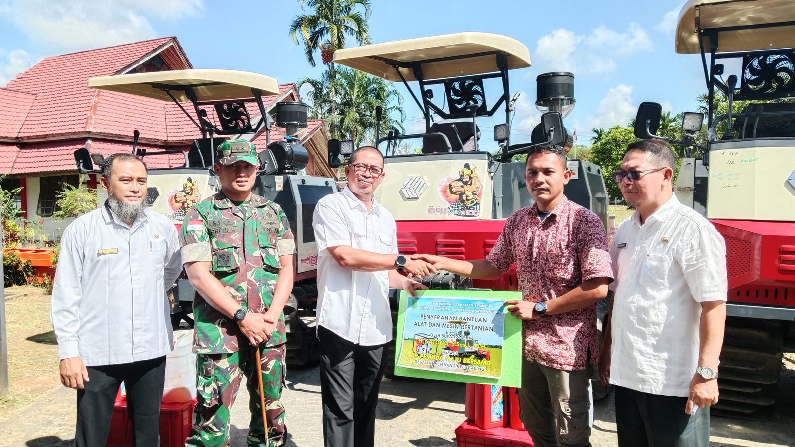 DistanKP Sambas menyerahkan bantuan alsintan berupa 138 pompa air dan 37 rotavator kepada Brigade Pangan untuk mendukung produktivitas pertanian, Rabu (30/4/2025). Foto: Ist.