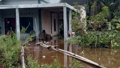 Petugas mengerahkan pompa untuk menyedot air usai banjir menerjang Kabupaten Serang, Provinsi Banten, Selasa (29/4). Foto: HO/Faktakalbar.id