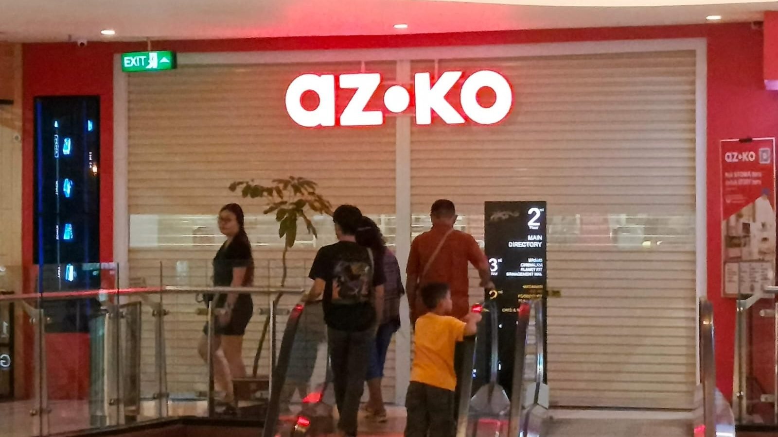 Petugas mengamankan area lift barang belakang Azko di Ayani Mega Mall Pontianak pasca munculnya kepulan asap, Kamis (1/5/2025). Faktakalbar.id