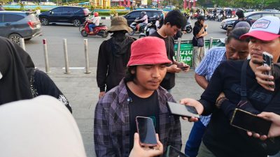 Koordinator aksi, Yetno menilai bahwa upah buruh saat ini masih belum layak dan menuntut kenaikan hingga Rp4,5 juta per bulan (dok. Mro/Faktakalbar.id)