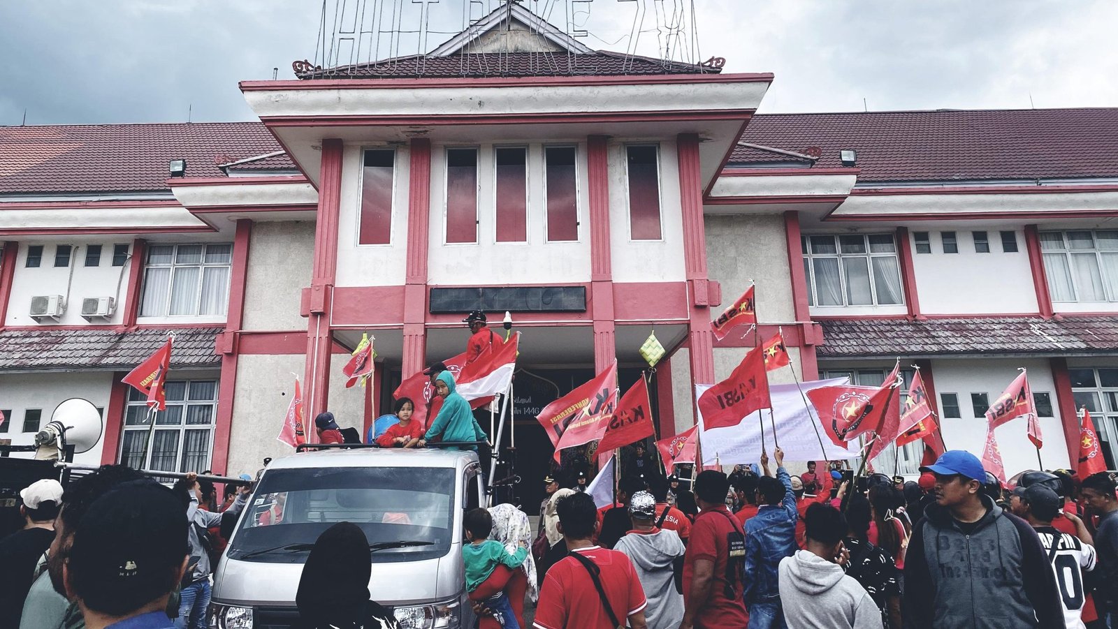 Ratusan buruh dari KASBI dan SPBR menggelar aksi damai di depan Kantor Bupati Sambas, menuntut hak normatif yang belum dipenuhi oleh PT Agrinas Palma Nusantara. Foto: HO/Faktakalbar.id