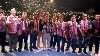Kegiatan foto bersama setelah penutupan acara Naik Dango Pontianak 2025 pada Rabu (30/4/2025). Foto: Ambo/Faktakalbar.id