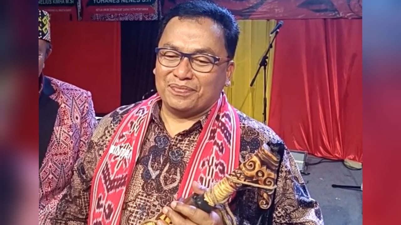 Foto Wakil Bupati Kubu Raya, Sukiryanto bersama Mandau yang ia menangkan pada lelang di acara Naik Dango ll Pontianak 2025. Foto: Ambo/Faktakalbar.id