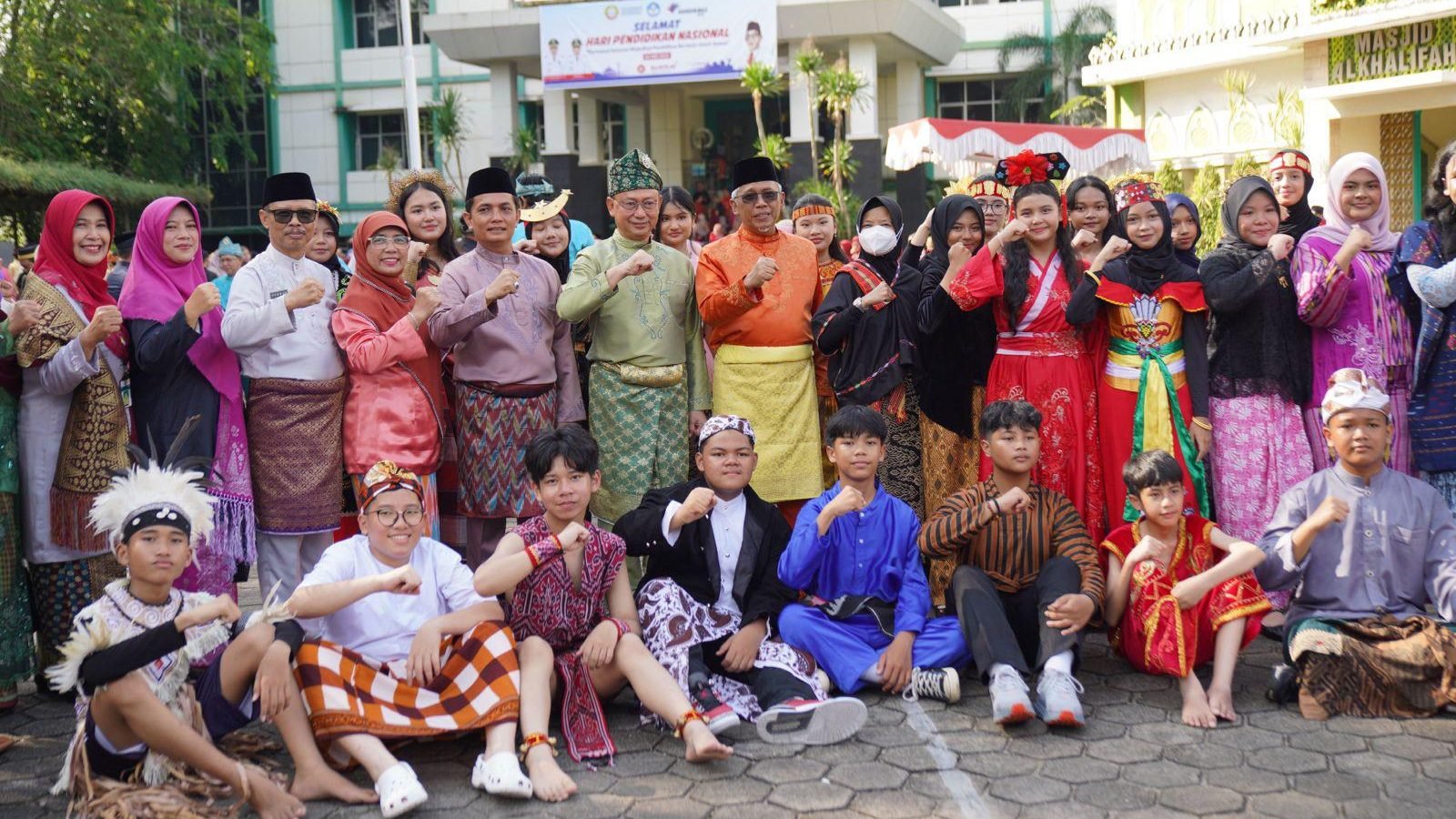 Wali Kota Pontianak Edi Rusdi Kamtono bersama peserta upacara Hari Pendidikan Nasional (Hardiknas) 2025. Foto: PRKPM/Faktakalbar.id
