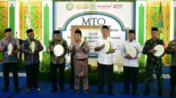 Wakil Wali Kota Pontianak Bahasan bersama tamu undangan memukul rebana secara serentak menandai dimulainya MTQ ke-33 Tingkat Kecamatan Pontianak Tenggara. Foto: PRKPM/Faktakalbar.id