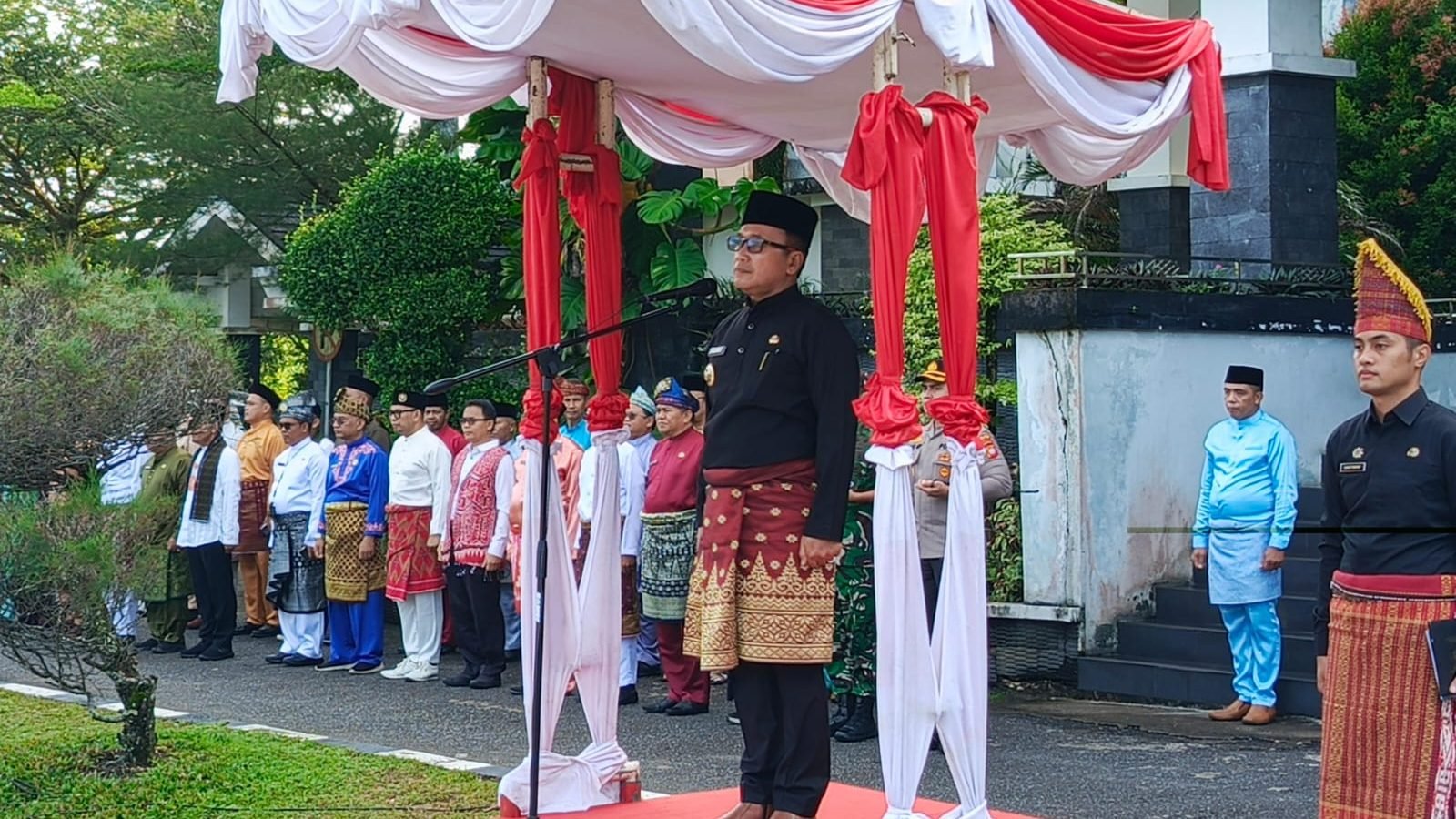 Foto: Bupati Kubu Raya, Sujiwo ingatkan para guru untuk tingkatkan disiplin dalam upacara peringatan Hardiknas di Halaman Kantor Bupati Kubu Raya, Jumat (2/5/2025). Dok. Mario/Faktakalbar.id