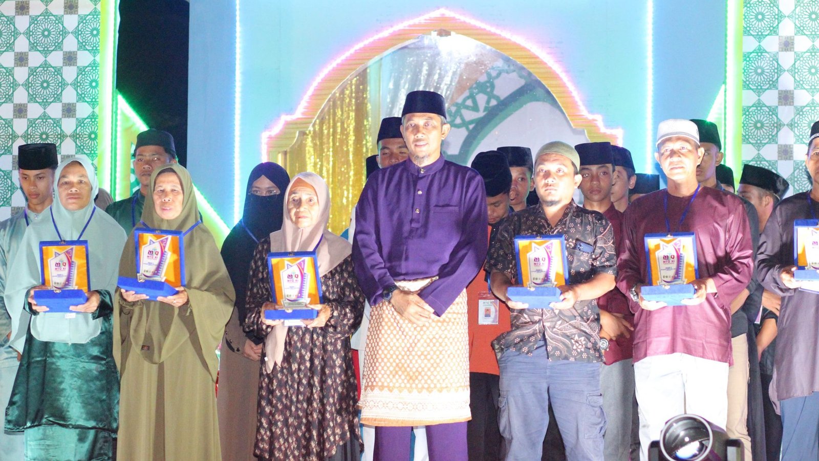 Foto bersama para juara MTQ XI Kecamatan Sejangkung usai penutupan, Sabtu (3/5/2025). Foto: HO/Faktakalbar.id