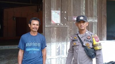 Sosialisasi kepada warga Dusun Munyau terkait larangan Pertambangan Emas Tanpa Izin (PETI). Sosialisasi ini dilakukan langsung di sekitar bantaran Sungai Sekayam sebagai upaya preventif menjaga lingkungan dari kerusakan akibat tambang ilegal. Foto: HO/Faktakalbar.id