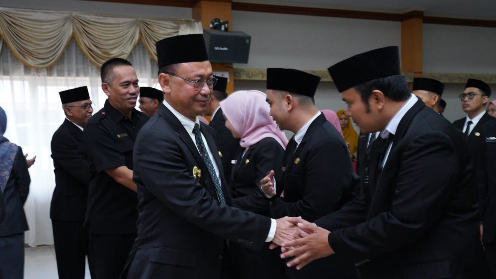 Wali Kota Pontianak Edi Rusdi Kamtono memberikan ucapan selamat kepada para Pejabat Fungsional PPPK dan kepala sekolah yang baru dilantik. Foto: PRKPM/Faktakalbar.id