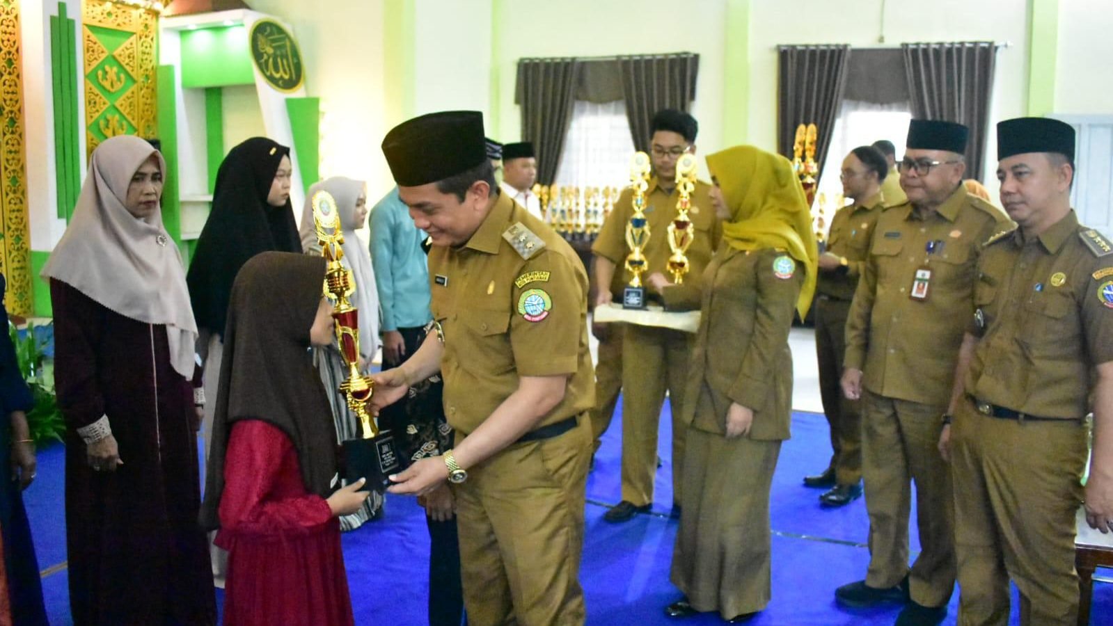 Wakil Wali Kota Pontianak Bahasan menyerahkan piala kepada para pemenang MTQ ke-33 Tingkat Kecamatan Pontianak Tenggara. Foto: PRKPM/Faktakalbar.id