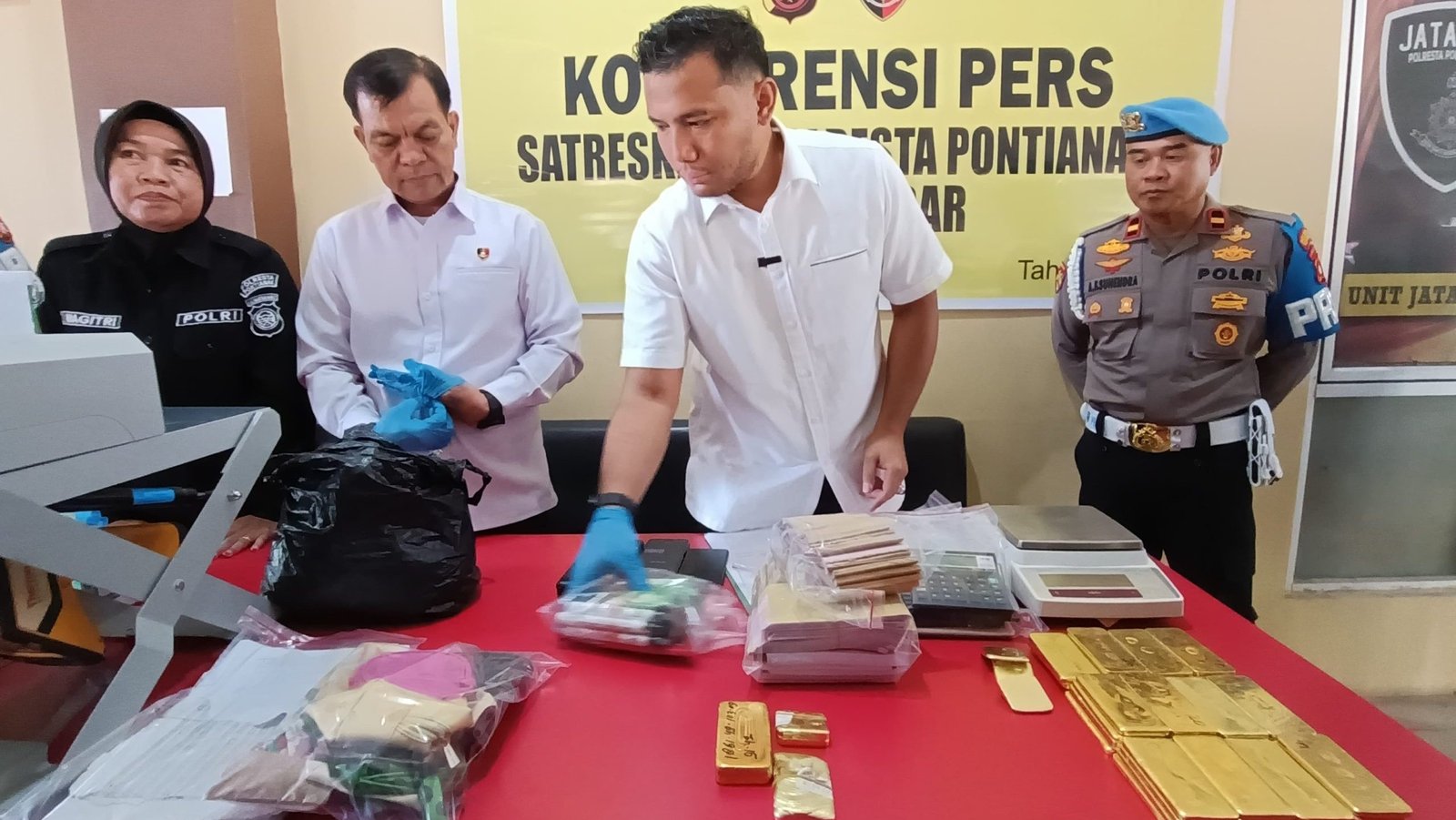 Polresta Pontianak menunjukkan barang bukti 47 keping emas ilegal, alat timbang, uang tunai, dan perlengkapan transaksi saat konferensi pers pengungkapan kasus penadahan hasil tambang emas tanpa izin (PETI) di Komplek Perdana Square, Senin (5/5/2025). (Dok. Humas Polresta Pontianak)