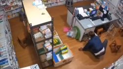 Terekam CCTV, pelaku bobol Apotek Agung di Pontianak dan membawa kabur Rp34 juta dan 1 HP. Polisi tangkap pelaku SI (22) di kos-kosannya. Dok. Faktakalbar.id