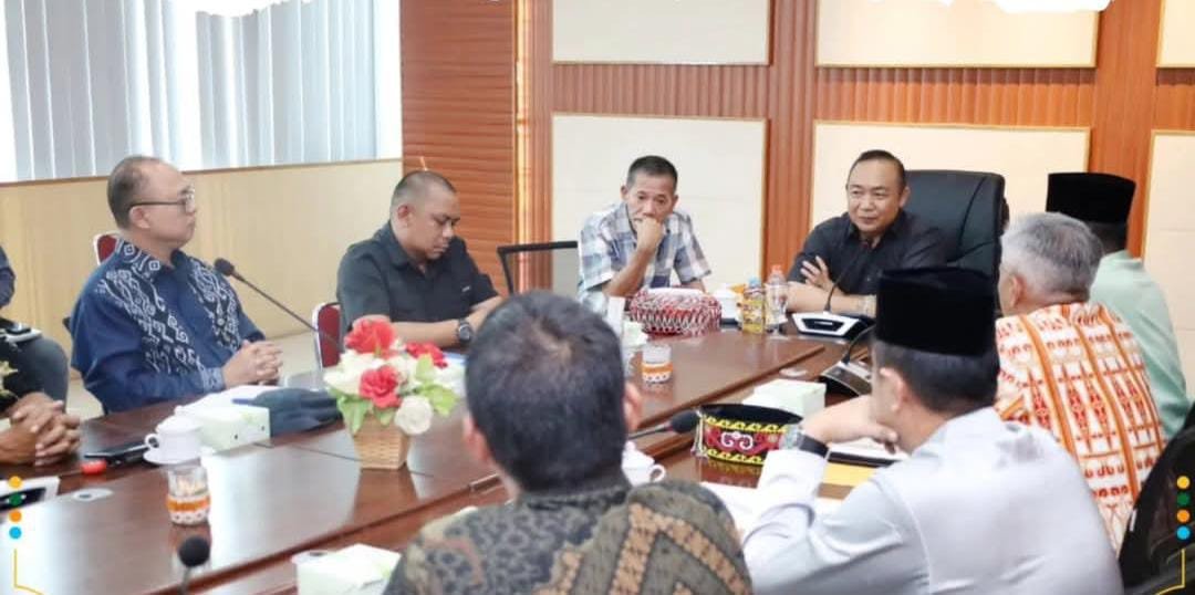 Bupati Ketapang Alexander Wilyo memimpin rapat konsolidasi dan koordinasi bersama jajaran BUMD di Ruang Rapat Bupati Ketapang, Jumat (2/5/2025), membahas evaluasi kinerja dan rencana merger guna meningkatkan efisiensi layanan publik. Foto: HO/Faktakalbar.id