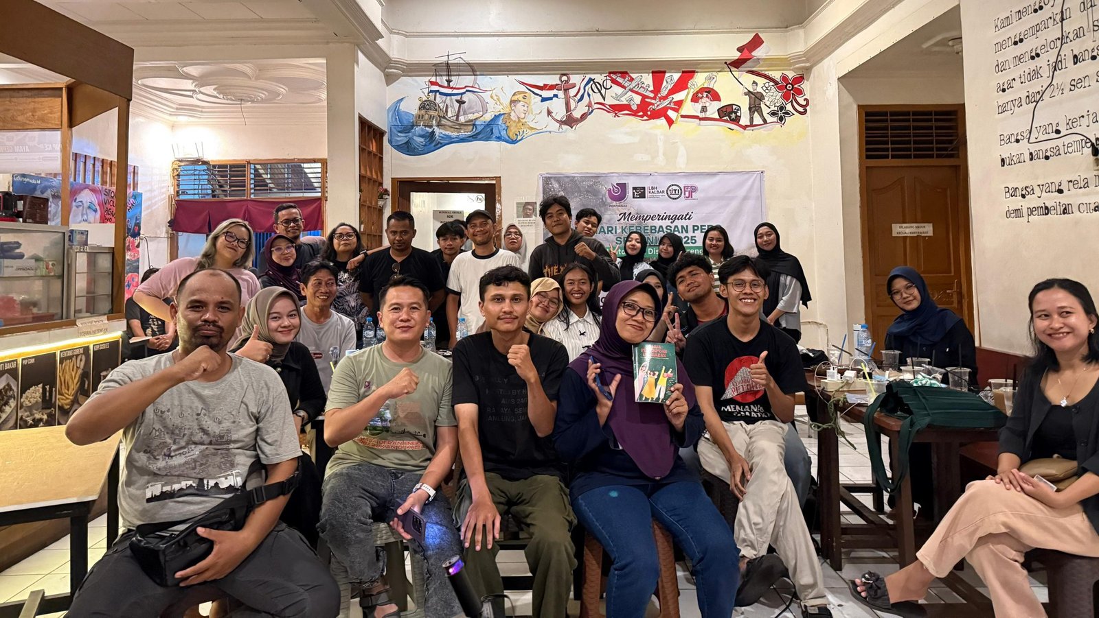 Peserta dan penyelenggara berfoto bersama usai rangkaian kegiatan peringatan Hari Kebebasan Pers Sedunia 2025 di Pontianak. Acara ini menjadi ruang refleksi atas perjuangan jurnalis dan tantangan kebebasan pers di era kecerdasan buatan. Foto: HO/Faktakalbar.id