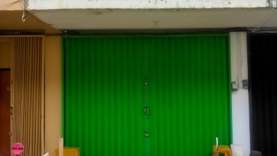 Ruko berpintu hijau di Komplek Perdana Square, lokasi penggerebekan jaringan emas ilegal oleh Polresta Pontianak.