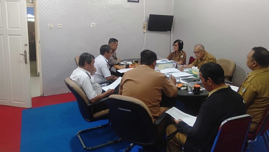 Kepala Disporapar Sintang, Hendrika, memaparkan agenda Gebyar Musik Etnik 2025 dalam rapat persiapan bersama OPD di Ruang Kerja Asisten II, Senin (5/5/2025). Foto: Ist