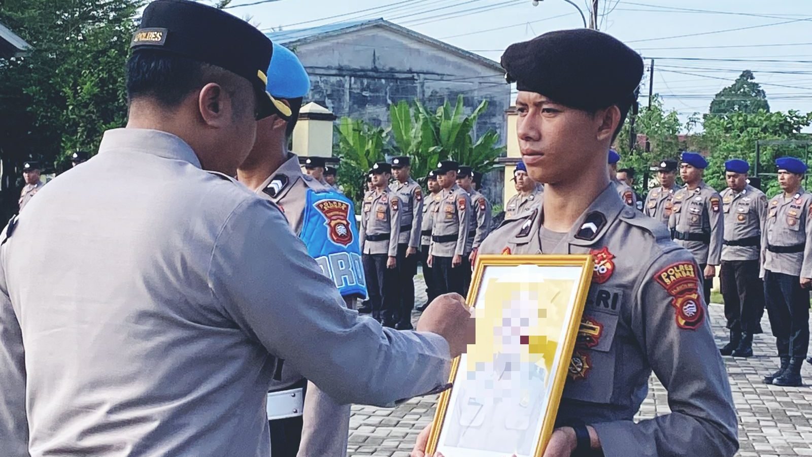 Kapolres Sambas, AKBP Wahyu Jati Wibowo, memimpin upacara Pemberhentian Tidak Dengan Hormat (PTDH) terhadap Aipda BS di halaman Mapolres Sambas, Senin (5/5/2025). Foto: Ist.