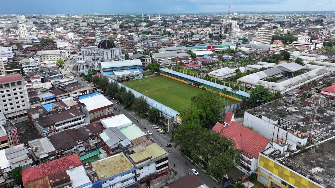 Kondisi lapangan sepak bola Keboen Sajoek usai direnovasi. Foto: HO/Faktakalbar.id