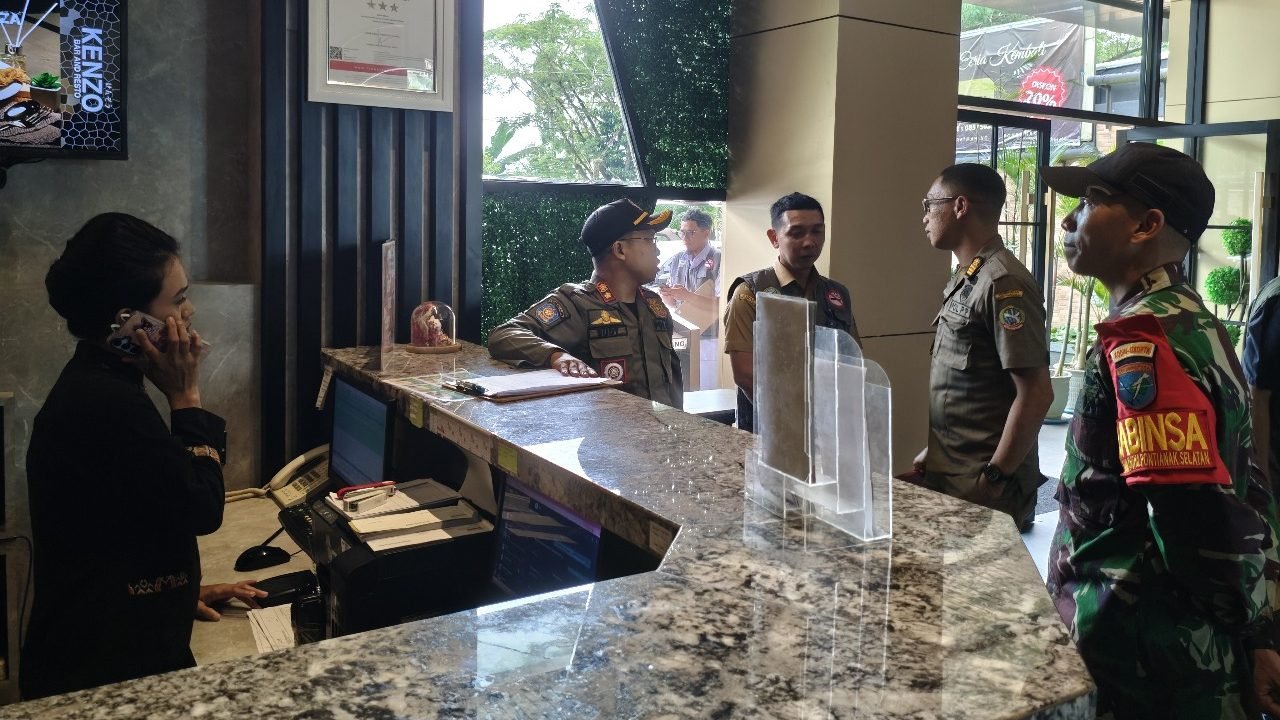 Petugas Satgas Kawasan Tanpa Rokok (KTR) Kota Pontianak saat melakukan sidak di salah satu hotel di Kota Pontianak untuk memastikan kepatuhan terhadap Perda Kawasan Tanpa Rokok yang baru. Foto: HO/Faktakalbar.id