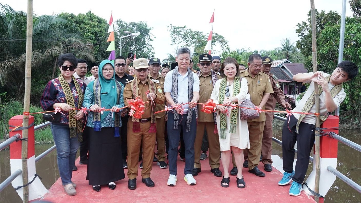 Bupati Sambas, Satono, bersama Wakil Bupati Heroaldi Djuhardi Alwi melakukan pemotongan pita sebagai tanda resmi diresmikannya Jembatan Berkemajuan ke-57 di Dusun Lubuk Lagak. Foto: HO/Faktakalbar.id