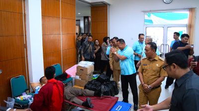 Wakil Gubernur Kalimantan Barat, Krisantus Kurniawan, hadir dan memberikan apresiasi dalam kegiatan donor darah yang digelar Bank Kalbar dalam rangka HUT ke-61, di Gedung Dana Pensiun Bank Kalbar, Pontianak, (6/5/2025). Foto: Faktakalbar.id