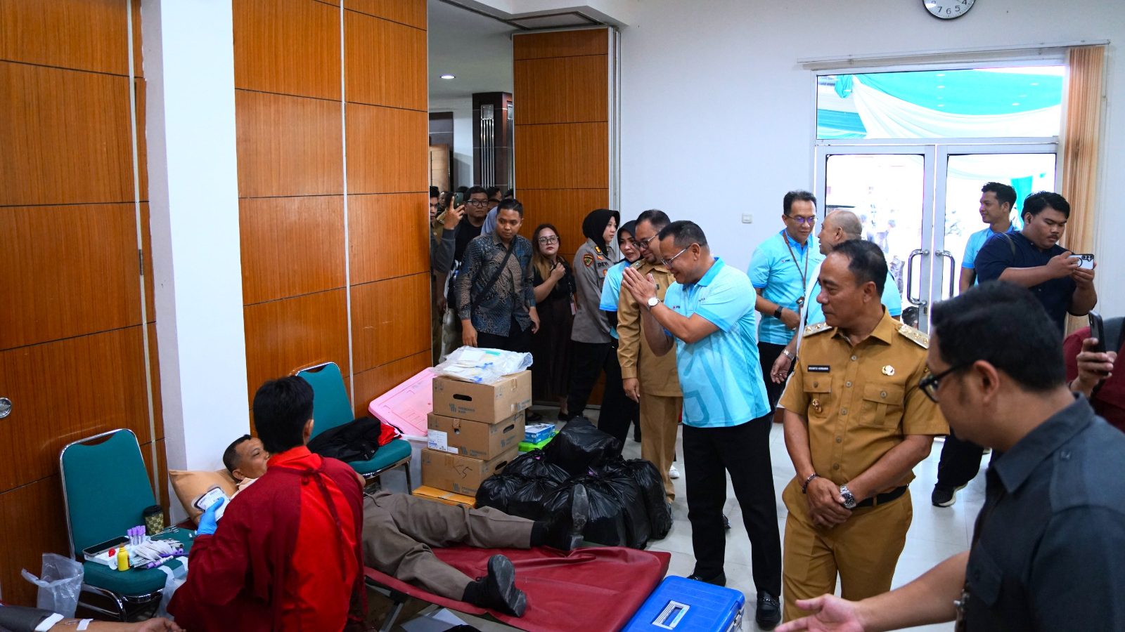Wakil Gubernur Kalimantan Barat, Krisantus Kurniawan, hadir dan memberikan apresiasi dalam kegiatan donor darah yang digelar Bank Kalbar dalam rangka HUT ke-61, di Gedung Dana Pensiun Bank Kalbar, Pontianak, (6/5/2025). Foto: Faktakalbar.id