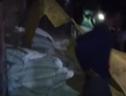 Truk Bermuatan Pupuk Rem Blong di Tikungan Sehaq Landak, Sopir Selamat