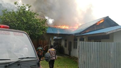 Petugas pemadam dan warga sekitar berjibaku memadamkan api yang melalap salah satu bangunan di Ponpes Al Hazza’, Selasa (6/5/2025). Foto: HO/Faktakalbar.id