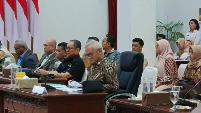 Foto: Wakil Ketua Komisi II DPR RI, Aria Bima bersama jajaran menghadiri Kunjungan Kerja Spesifik ke Balai Petitih, Kantor Gubernur Kalimantan Barat, Rabu (7/5/2025). Dok. Mario/Faktakalbar.id
